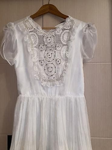 белое платье: Ağ rəngli zərif qadın donu - Model: qısa qol, A-kəsimli, çoxqatlı — 2