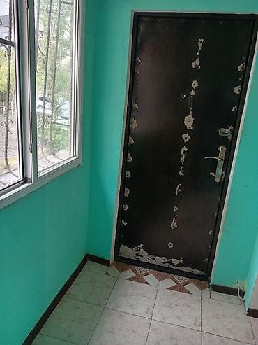 Гаражи: Kirayə verilir: 2 otaqlı mənzil - Geniş zal: divan, stul və masa ilə; — 5