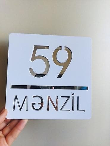 Ağ rəngdə hazırlanmış, üzərində "59 MƏNZİL" yazısı olan qapı nömrəsi