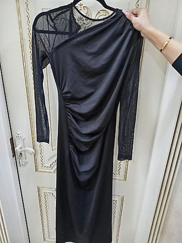 Qara zərif ziyafət donu - Model: Asimmetrik dizaynlı, bir çiyni açıq