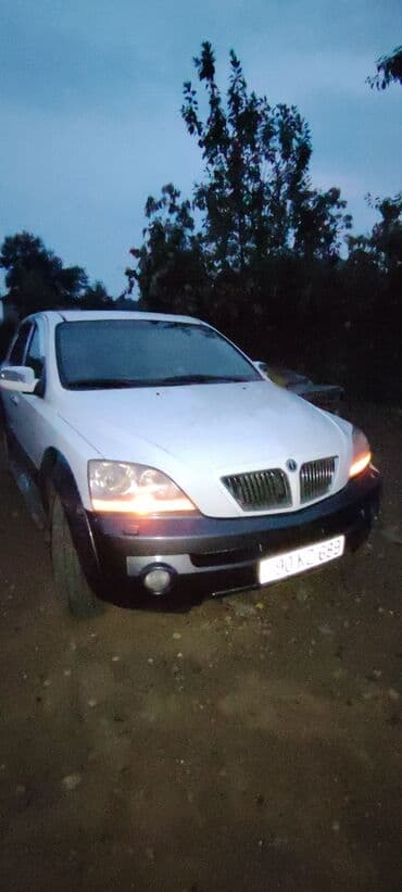 lider disk təkər: Ağ rəngli Kia Sorento avtomobili. Bu model iri faraları və böyük — 5