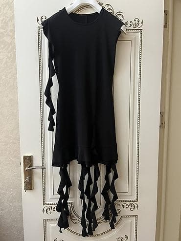 Baş geyimləri: Qara rəngli dizaynlı qadın donu - Stil: Minimalist üst hissə, aşağıda — 2