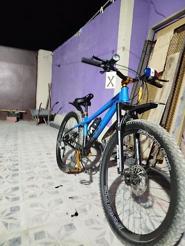 vlosiped: Dağ velosipedi – 27.5” təkərlər, alüminium gövdə, ön amortizatorlu — 2