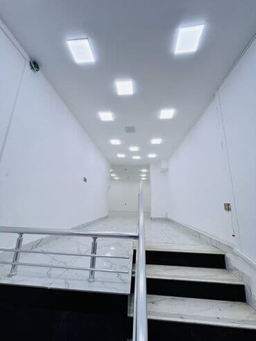 3D panellər: Obyekt icareye verlir Yol kənarın insanların gəlişli gedişli yerinde — 8