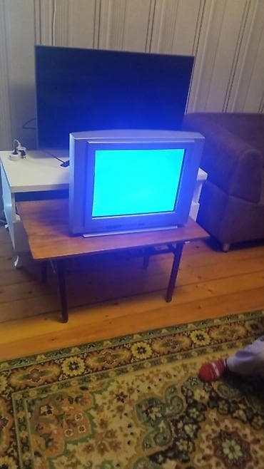 televizor lalafo: Köhnə tip televizor (CRT), gümüşü korpuslu. - Təxminən 21–25 düym — 4
