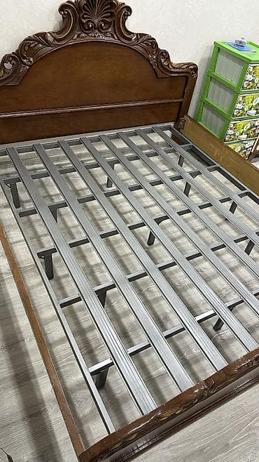 taxta əl işi: İşlənmiş, İkinəfərlik çarpayı, Bazalı, Matras ilə, Siyirməsiz, İtaliya — 6