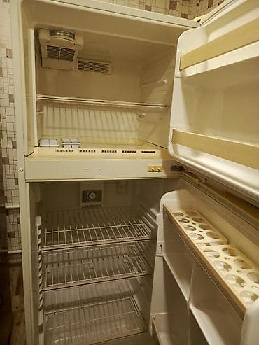 İki kameralı SANYO soyuducu - Yuxarıda ayrıca dondurucu bölmə — 1