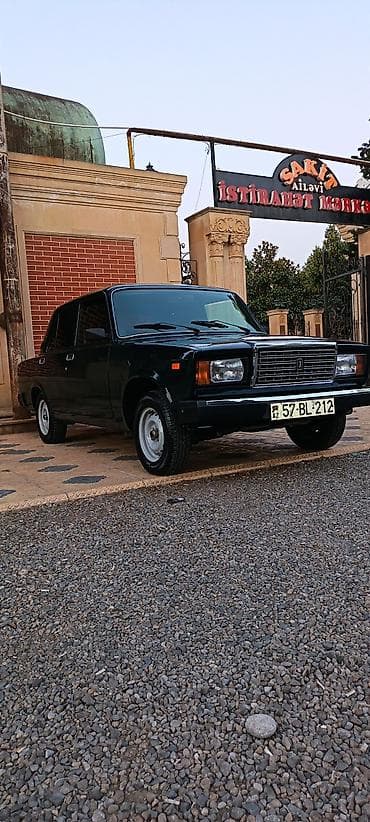 mersedes c klass: VAZ 2107, qara rəng, sedan kuzov. Xarici görünüş: - Klassik xrom — 2