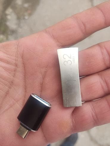 USB 3.1 32 GB flaş yaddaş + USB‑C OTG adapteri telefonada qoşmag olur
