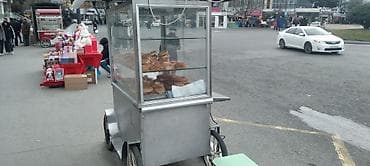 Аренда оборудования: Paslanmayan poladdan hazırlanmış mobil küçə vitrin-araba - Şüşəli — 1