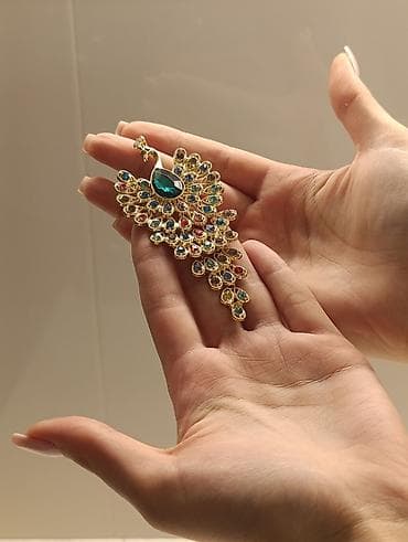 Tovus fiqurlu zərgərlik bəzəyi – broş - Material: qızılı tonlu ərinti