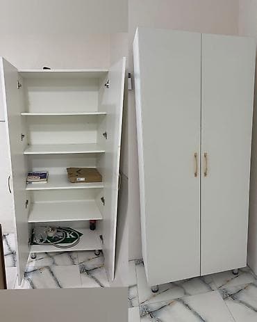 Ağ rəngli ikitərəfli qapılı dolab. - Ölçü: 1.90 x 0.80 m - Daxildə — 1