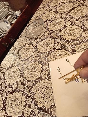 sumqayitda palto: Zəncirli, qızılı rəngli metal qalstuk sancaqları. Bu dəstə bir neçə — 6