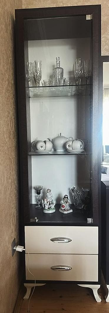 dolab satilir: Vitrin dəstləri – 2 ədəd - Dizayn: tünd qəhvəyi çərçivə, ağ ön panel — 2