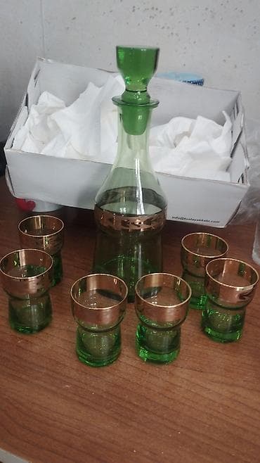 servis desti: Yaşıl şüşədən hazırlanmış likör/araq dəsti - Tərkib: 1 karaf və 6 — 2