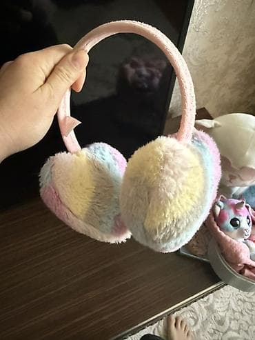 Üst geyimləri: Uşaq üçün tüklü qulaqcıq (earmuff)

- Monsoondan alınıb — 1