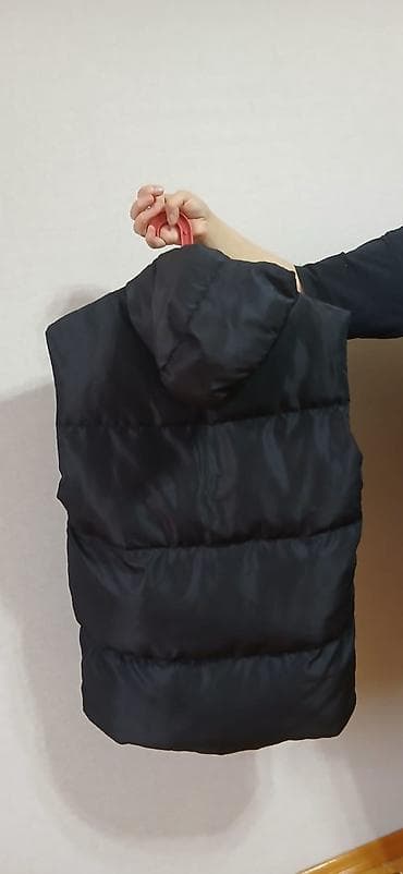 geyim modelleri: Qara kapüşonlu şişmə jilet - Rəng: qara - Model: kapüşonlu, qol­suz — 4