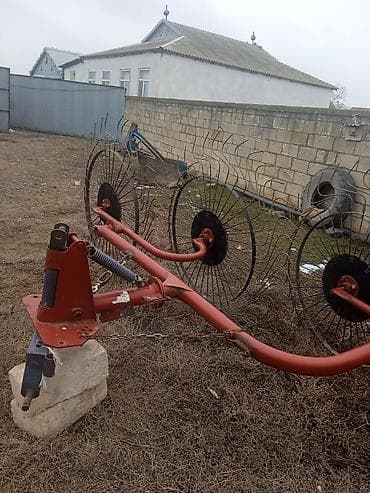 Ot yığımı üçün traktor asılqanlı “barmaqlı” çarxlı tırmık/ot yığan