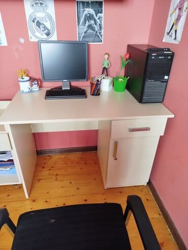 Kompyuter masaüstü dəstı - Masa: açıq krem rəngli, düz üst səth, sağ