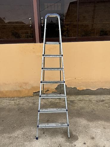 pol dik: Mavi rəngli metal nərdivan – 6 pilləli, qatlanan konstruksiya — 2