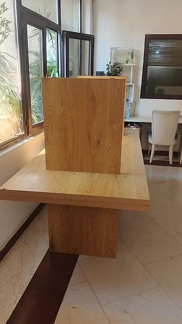 stol ustul: JYSK yemək/iş masası – təbii ağac teksturalı, iri ölçülü, minimal — 5