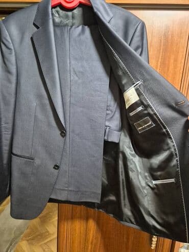 kişi ucun klassik qara kostyum: Kostyum Brend: Angelo Marco Tərkibi: 90% yun, 10% polyester Rəng kodu — 2