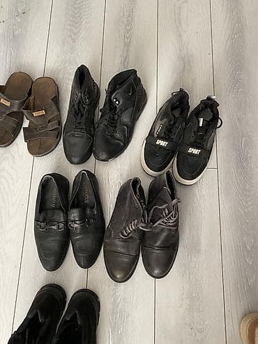 Səndəl və şəp-şüplər: Kişi ayaqqabılarından ibarət qarışıq dəst. 7 mn hamisi ela vezyetde — 2