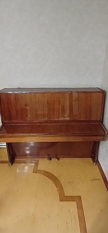 Qarmonlar: Bu, klassik dizaynlı, qəhvəyi rəngli taxta şaquli pianodur.Yaxşı — 4