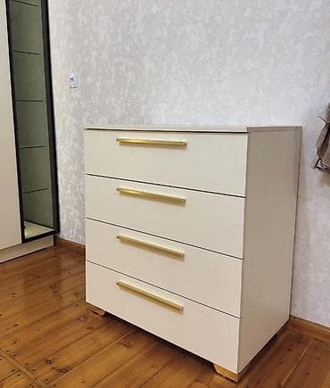 şüşə masa: İkinəfərlik çarpayı, Dolab — 4