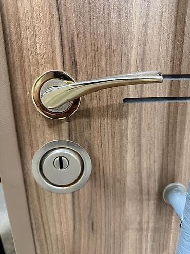 dəmir qapl: Daxili giriş qapısı – taxta teksturalı dekor və modern xətt-kvadrat — 5