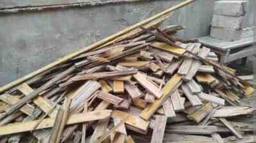 Söküntü taxtalar satılır. 1 ədədi 40 qəpiyə . Uzunu 1 metrdən