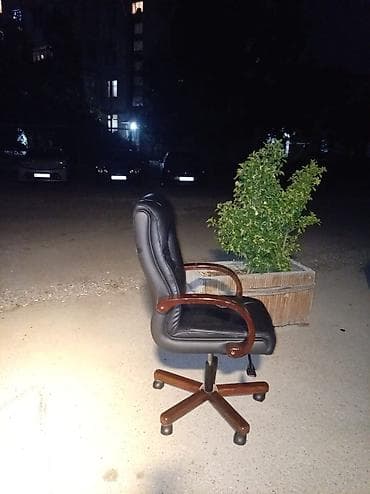 kreslo tek: Ofis kresloları satılır. Her biri tam ideal veziyyetdedir. Qiymet — 3