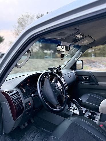 zaz satisi: Mitsubishi Pajero (gümüşü rəng), 5 qapılı SUV Texniki və xarici — 4
