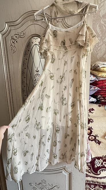 ağ donlar instagram: Yüngül, axıcı materialdan uzun yay paltarı. - Rəng: krem/bej fon — 1