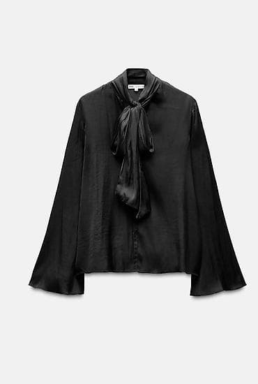 Zərif atlas effektli qara bluz. - Dizayn: Yüksək yaxa və ön hissədə