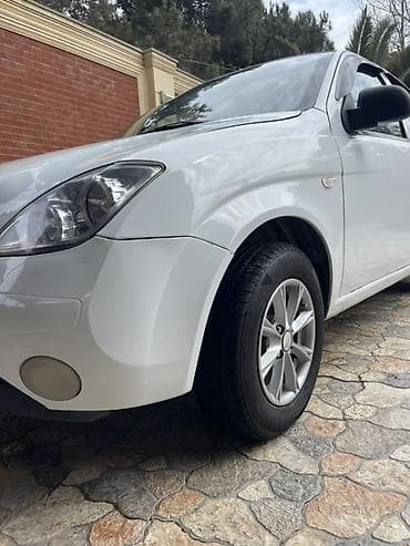 hyundai servis sumqayit: Ağ rəngli sedan, 4 qapı, kompakt ölçü və şəhər üçün qənaətcil həll — 7