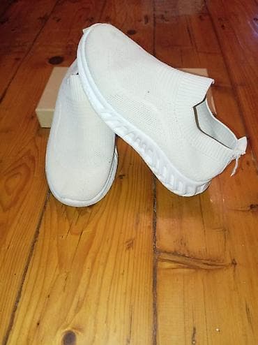 Ağ rəngli slip-on idman ayaqqabısı Razmer 33 - Material: nəfəsalan
