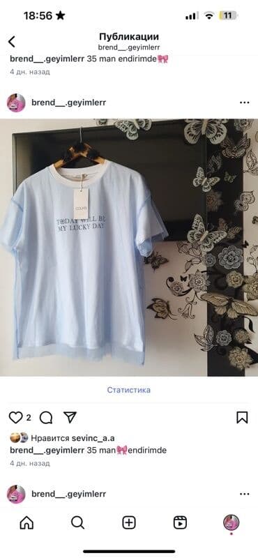 ağ qadın koftaları: Açıq mavi rəngdə, qısaqol, rahat biçimli köynək. Üzərində "Today will — 1