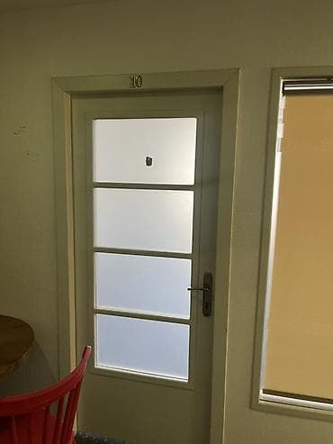 Ofis oturacaqları: Ofis üçün hazır mebel dəsti Tərkibi: - 2 ədəd iş masası (taxta — 7