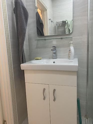dola: Vanna otağı üçün lavabo və şkaf dəsti, güzgü - Kompakt ölçülü, ağ — 1
