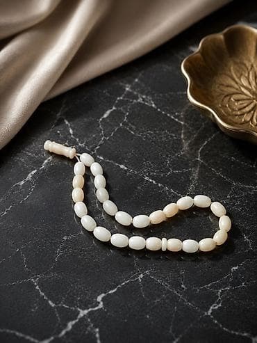 Ağ rəngli təsbeh - Material: hamar səthli, yumurta formalı