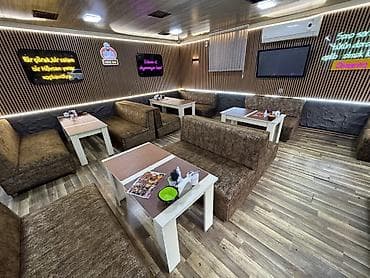 masa kafe: Skameykalar ilə, Düz masa, Digər adam sayı — 3