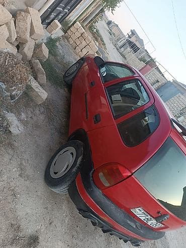 ferrari satilir: Qırmızı rəngli şəhər avtomobili – 5 qapılı hatchback. otur sur — 5