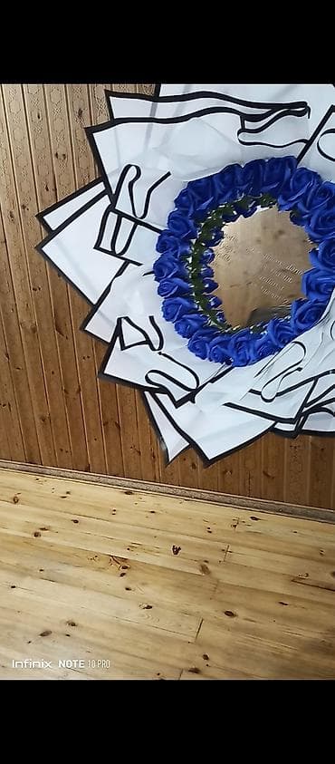 sirga gulu sekilleri: Gül buketi – mərkəzdə güzgülü panel və yazı, ətrafı süni mavi — 3