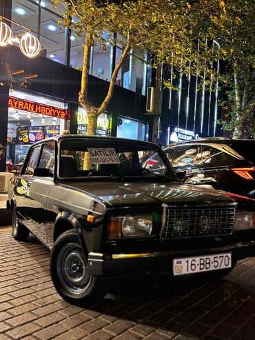 teker yazilari: Model: Lada 2107 Kuzov: sedan, qara rəng Dövlət nömrə nişanı — 2