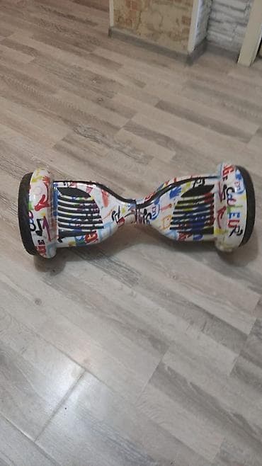 Elektrik nəqliyyatı: Çoxrəngli qrafiti dizaynına malik bu hoverboard balanslı sürmə — 3