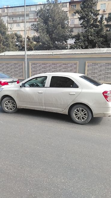 mazda 3 nece masindi: Chevrolet Cobalt sedan – ağ rəng. - Kuzov: 4 qapılı sedan, ağ rəng — 5
