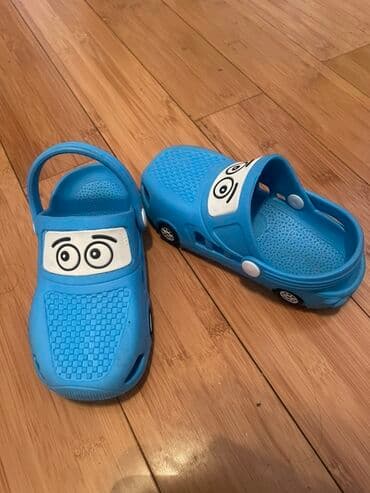 29 razmer.Mavi rəngdə, maşın dizaynlı, rezin materialdan hazırlanmış