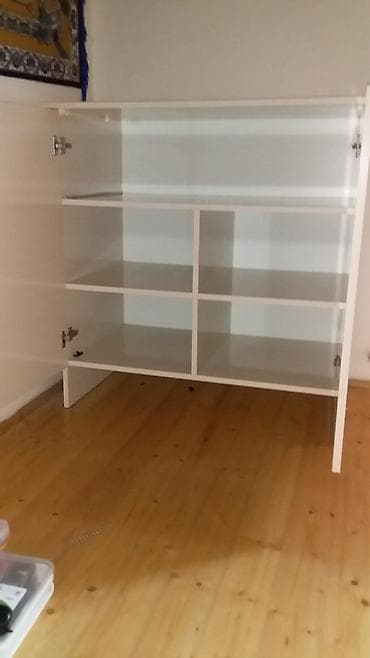 Ağ rəngli iki qapılı dolab hündürlüyü 107sm uzunluq 105sm eni 60sm. -