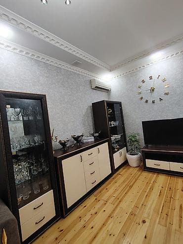 Qonaq otağı üçün mebel dəsti - Tərkib: 1 vitrin şkaf (şüşəli), 1